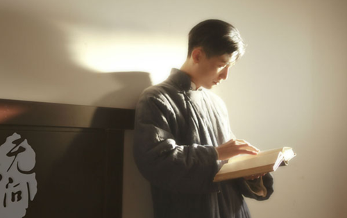只問敢勇，無問西東